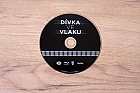 DVKA VE VLAKU